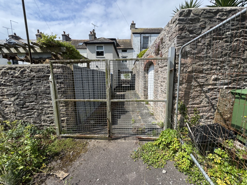Lot: 84 - DETACHED COMMERCIAL UNIT ON GOOD SIZE PLOT WITH POTENTIAL - Gate to the site